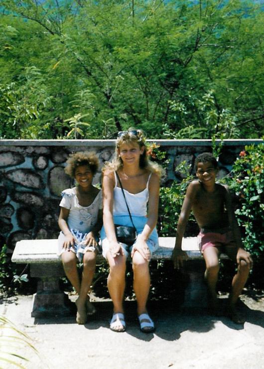 Christine Koch mit fremden Kinder 1990 Dominican Republic